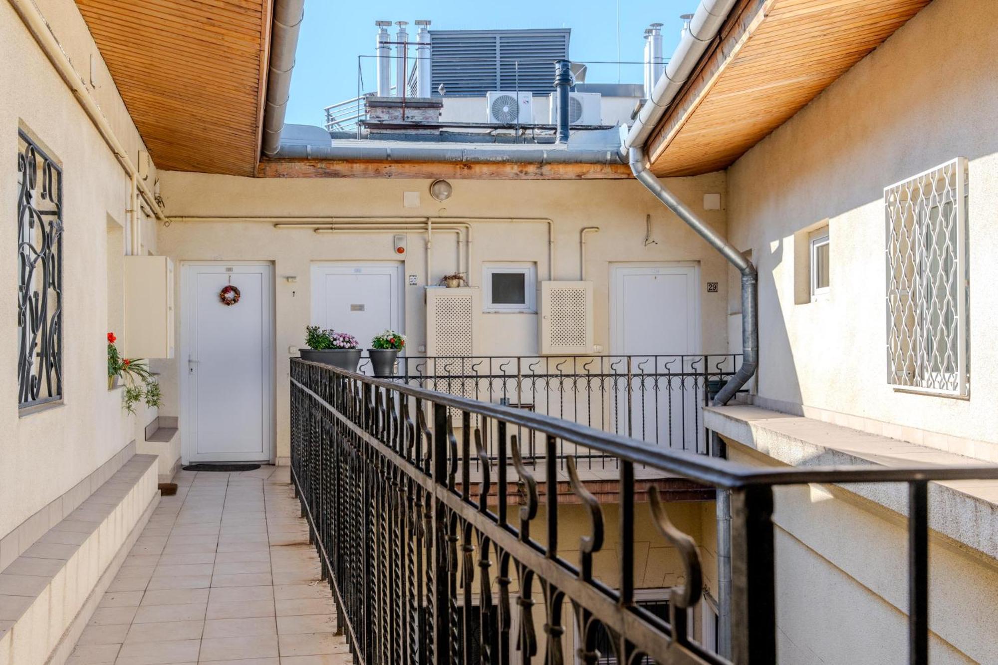 Cozy Flat In The Heart Of Buda Budapeste Exterior foto