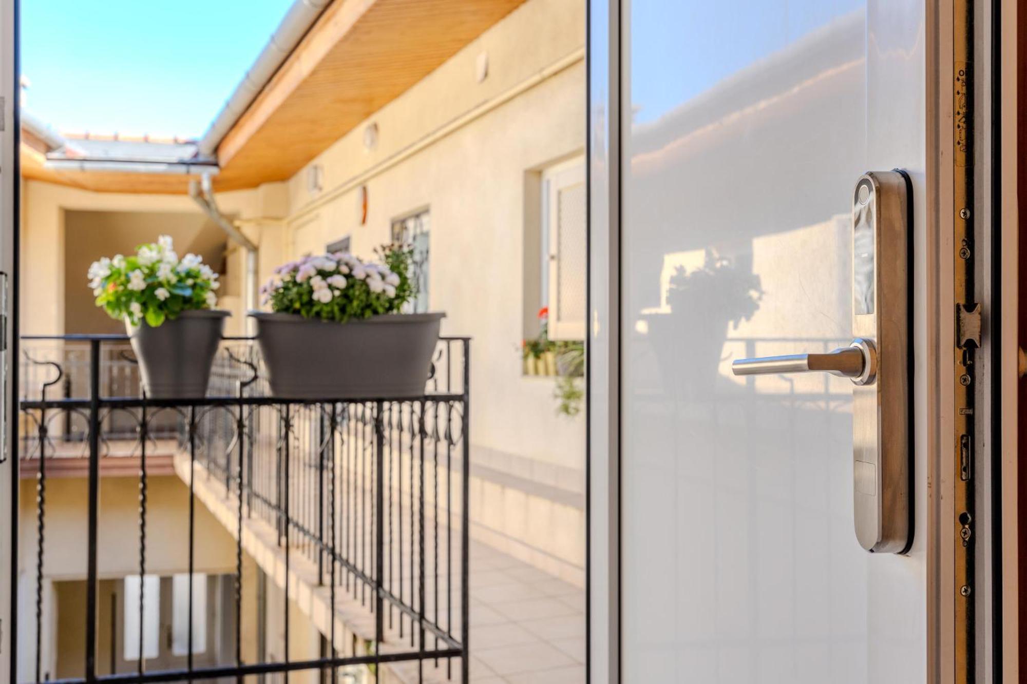 Cozy Flat In The Heart Of Buda Budapeste Exterior foto